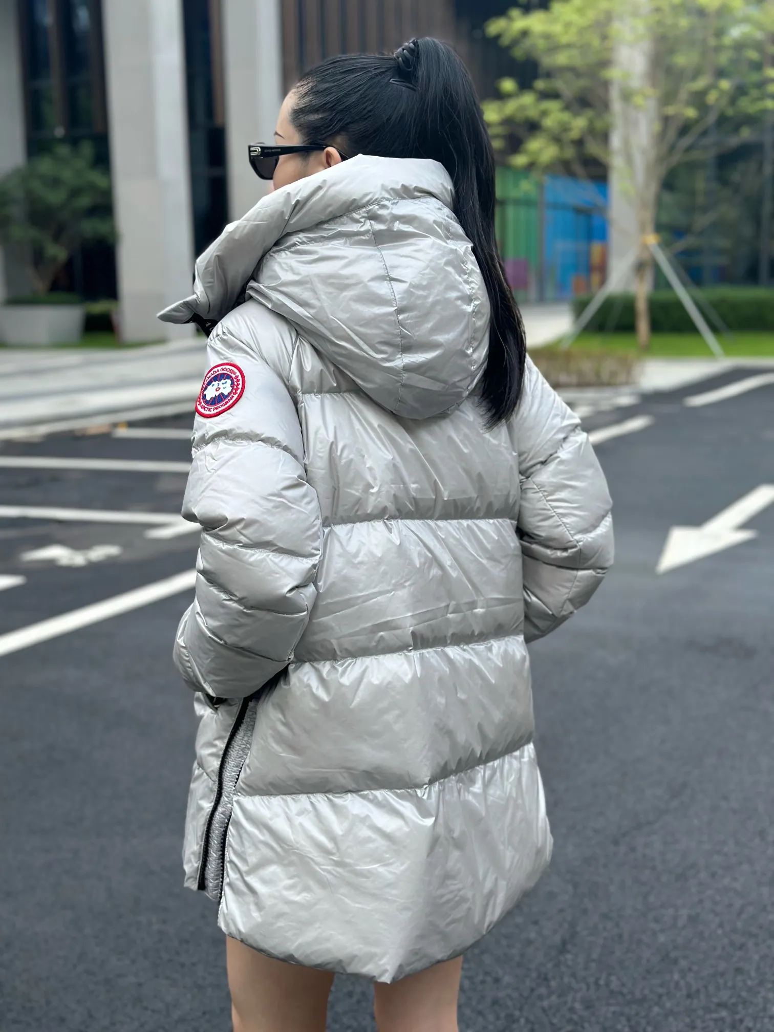 P1060 Big Goose 2239L Women's Puff Bread Jacket [Specially for foreign trade with high quality] Canada Goose Canada Goose Cypress Series Hooded Waterproof, Windproof and Warm Down Jacket Women's The new style of the Cypress series will make you stand out. This down jacket is an ideal winter piece. This style is filled with white duck down. Featuring a thin, channel-filled construction with lightweight fabrics and trim, it feels lightweight and adds warmth. The chin-protecting suede knit stand-up collar is soft and adds comfort. An adjustable down hood with cord closure adds warmth and protection against the elements. The back is designed with the iconic double-stripe black reflective decorative stripes to make you more visible in dim environments. The inner layer has removable elastic straps, making the jacket easy to carry on the shoulder and hands-free. Side zipper gusset dries and breathes when moving. Color: black with red label, silver birch Size: XS-2XL